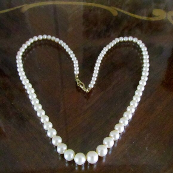 VINTAGE Jewelry - PEARL NECKLACE, 17" GRADUATED SIZES, GOLDEN CLASP, OFF-WHITE PEARL COLOR